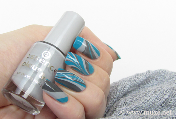 Water marbled nail design