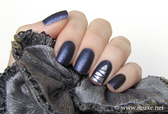 Christmas nails in blue and silver