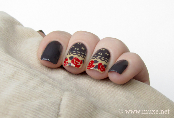 Grey nail art with red roses Grey nail art with red roses