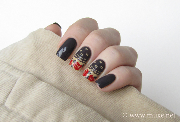 Grey with red roses nail design Grey with red roses nail design