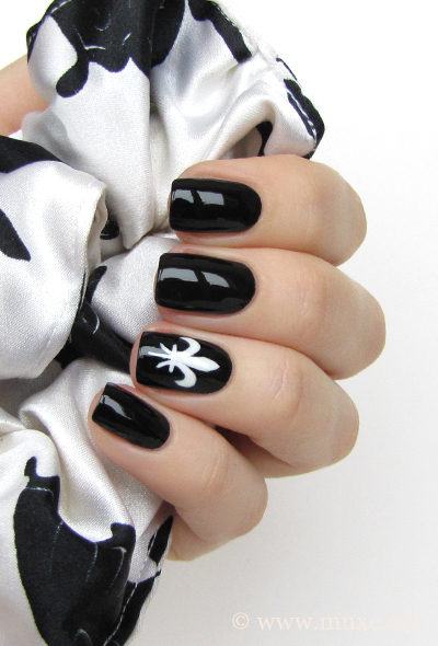 Black nail design with lilies