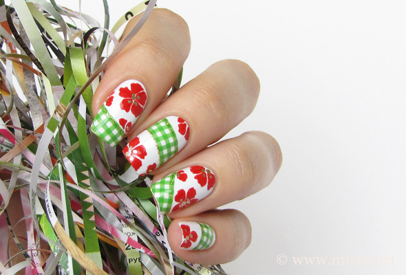 Checkered nails with flowers