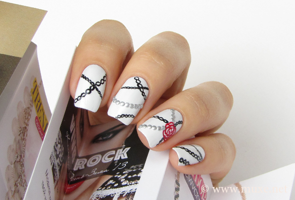 Gothic nail art with chains and flowers Gothic nail art with chains and flowers